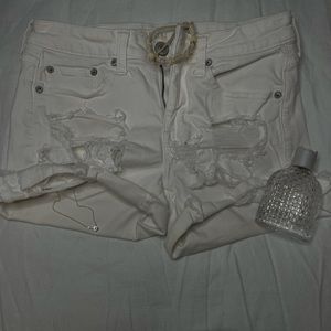 Distressed white shorts, Stretchy